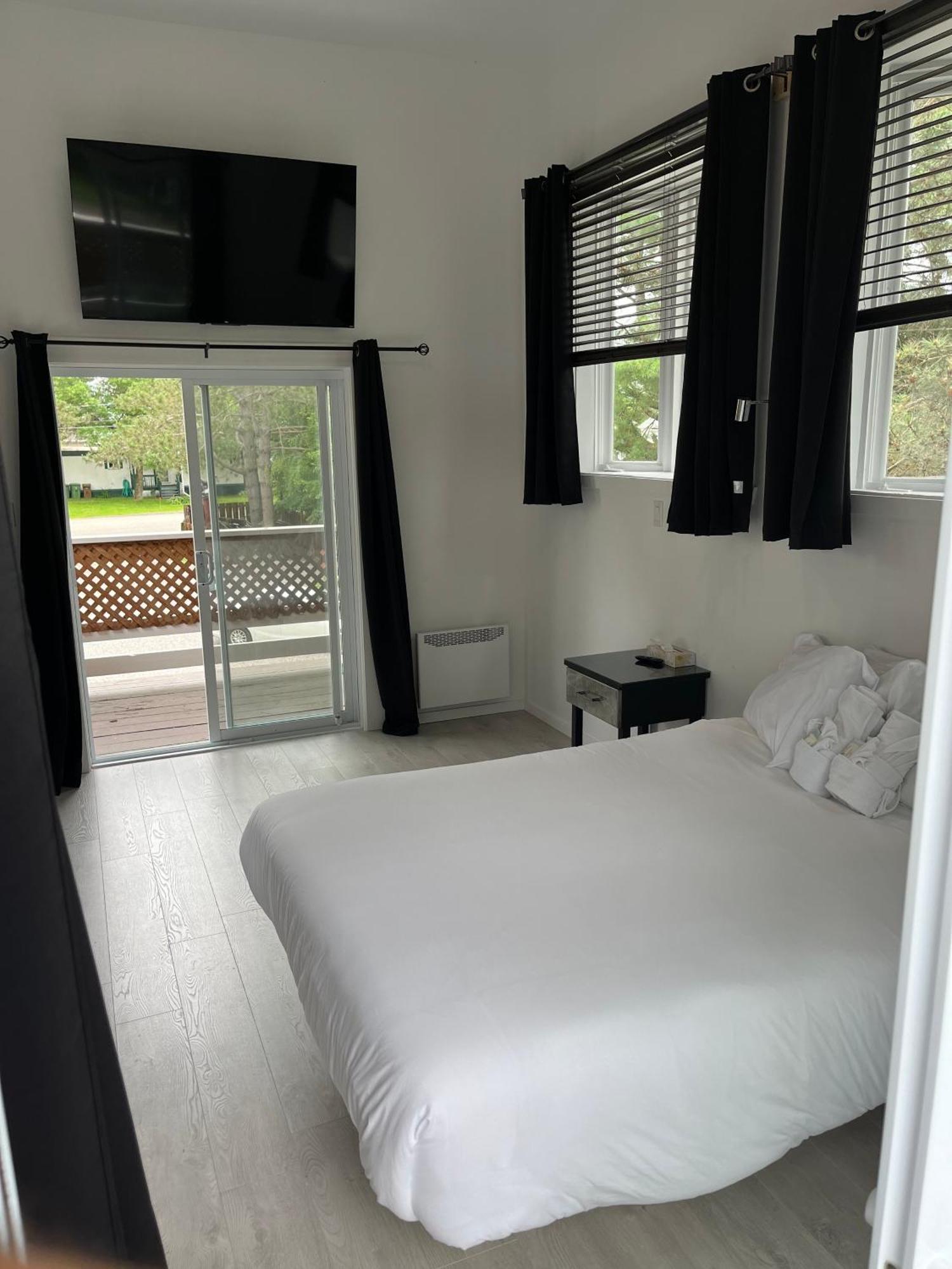 Auberge De Ferme-Neuve Lac-Saint-Paul Esterno foto