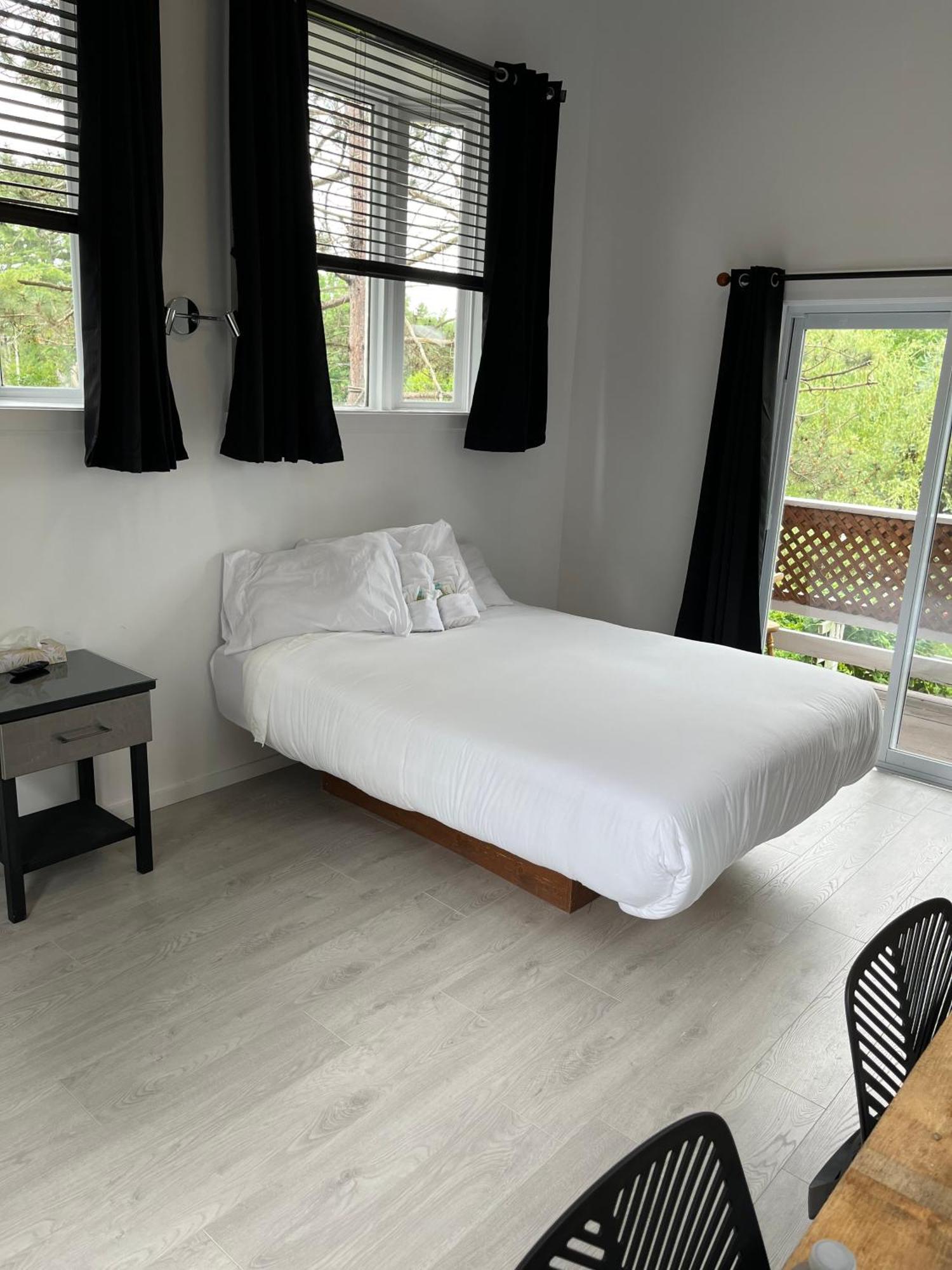 Auberge De Ferme-Neuve Lac-Saint-Paul Esterno foto